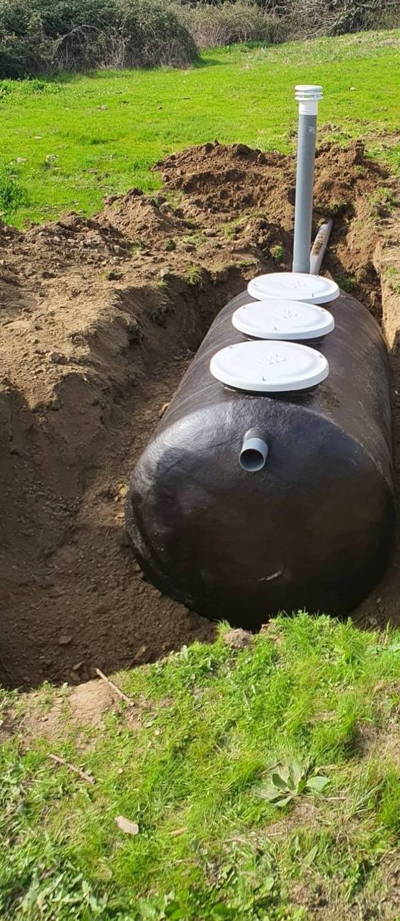 Fosa séptica de 3.000 litros con respiradero, instalada en una finca