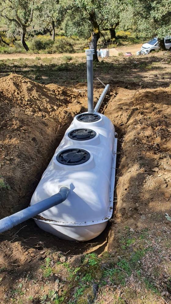 Fosa séptica de 2.100 litros colocada en su zanja, en una finca con encinas